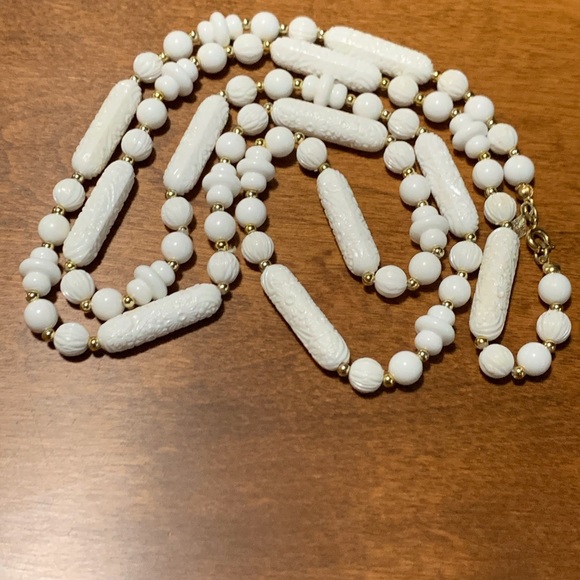 40” Vintage Sarah Coventry Necklace long white - Picture 3 of 5